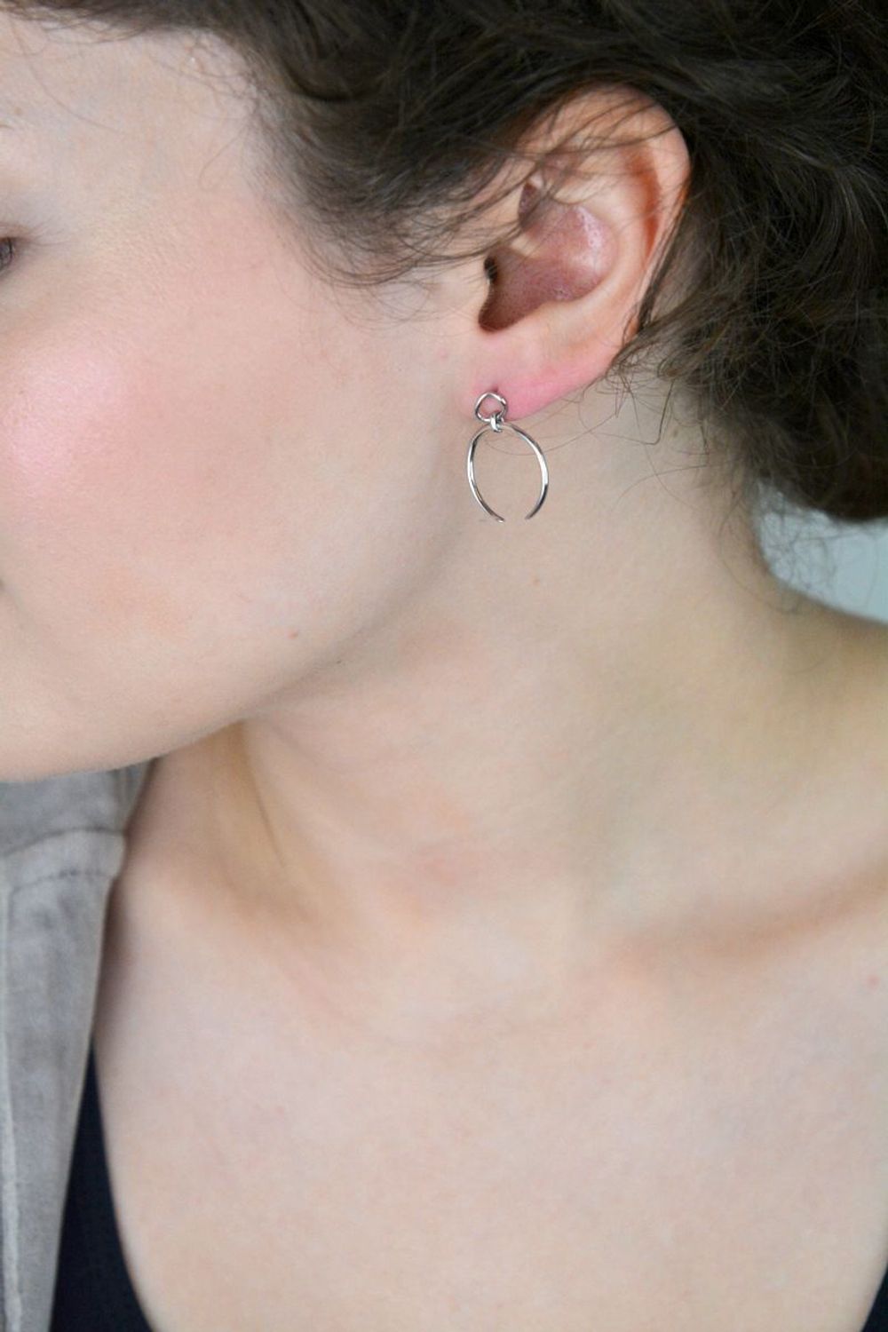 Nowoczesne kolczyki srebrne JMAS5024SE00 z motywem odwróconych księżyców. Próba 925, długość 2,5 cm, szerokość 2,0 cm, waga 1,70 g. Zapięcie na sztyft. Styl i oryginalność.1.jpg