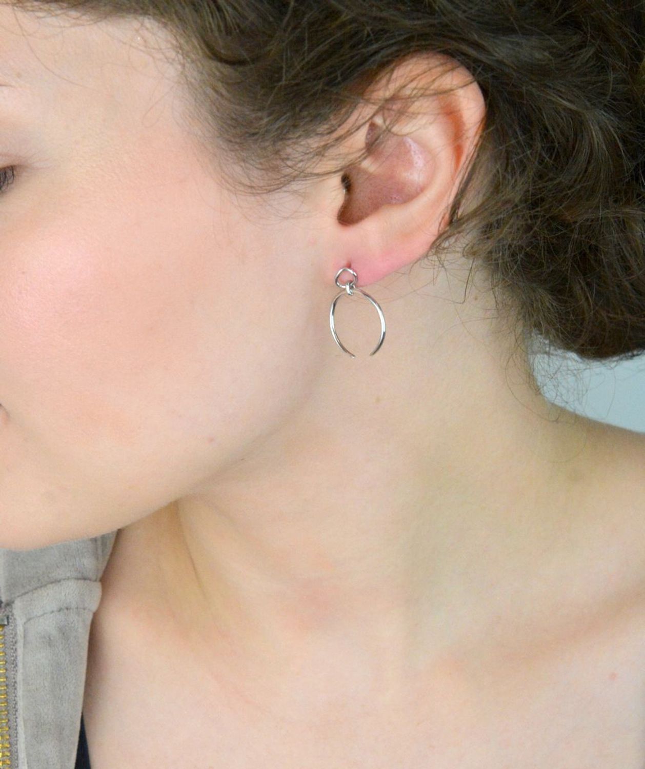 Nowoczesne kolczyki srebrne JMAS5024SE00 z motywem odwróconych księżyców. Próba 925, długość 2,5 cm, szerokość 2,0 cm, waga 1,70 g. Zapięcie na sztyft. Styl i oryginalność.1.jpg