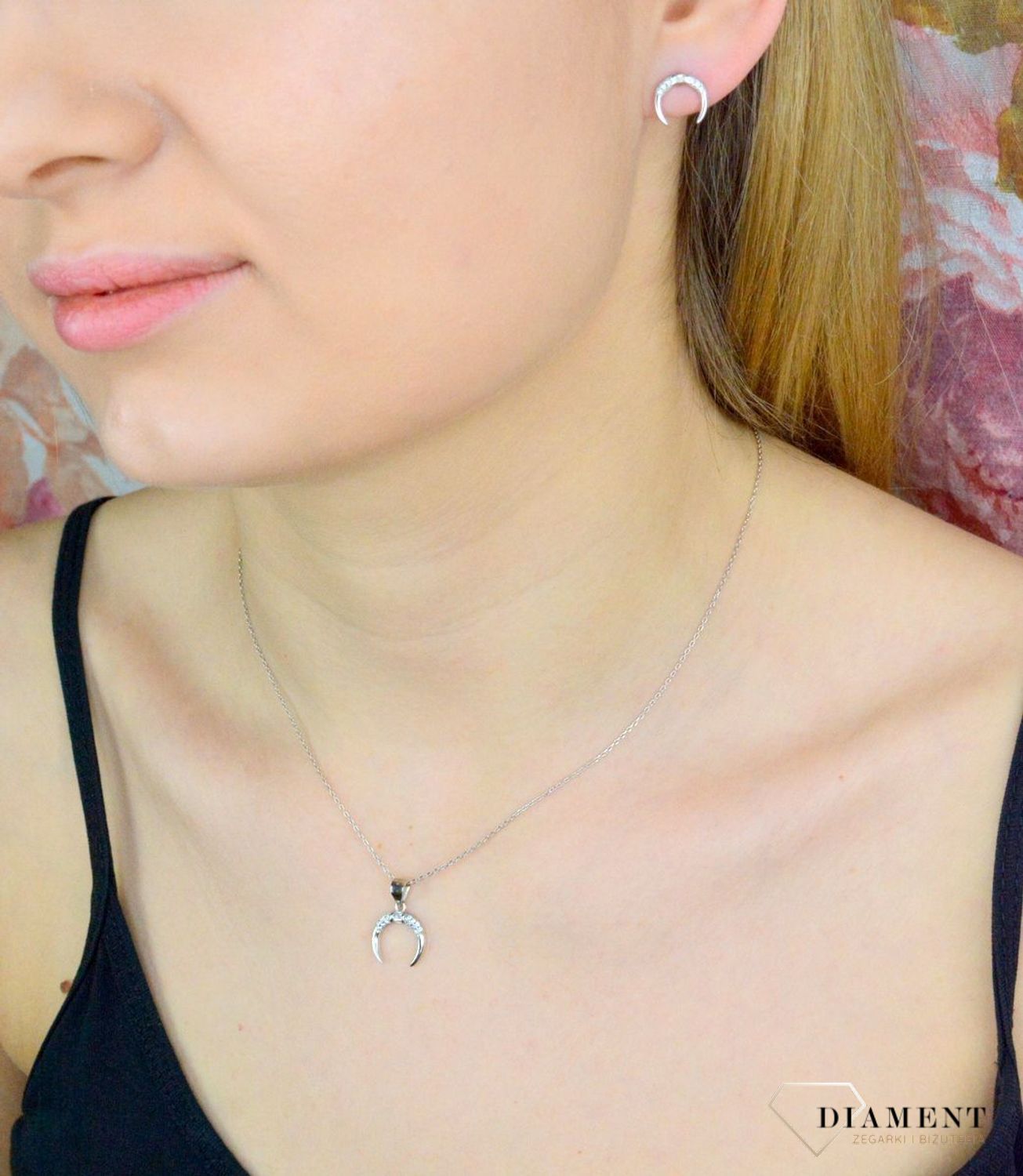 Srebrne kolczyki z cyrkoniami półksiężyce JMAS5035SE00. Kolczyki posiadają wygodne zapięcia na sztyft. To bardzo dobry pomysł na prezent. Kolczyki zostały wykonane z najwyższej jakości srebra próby 925..jpg