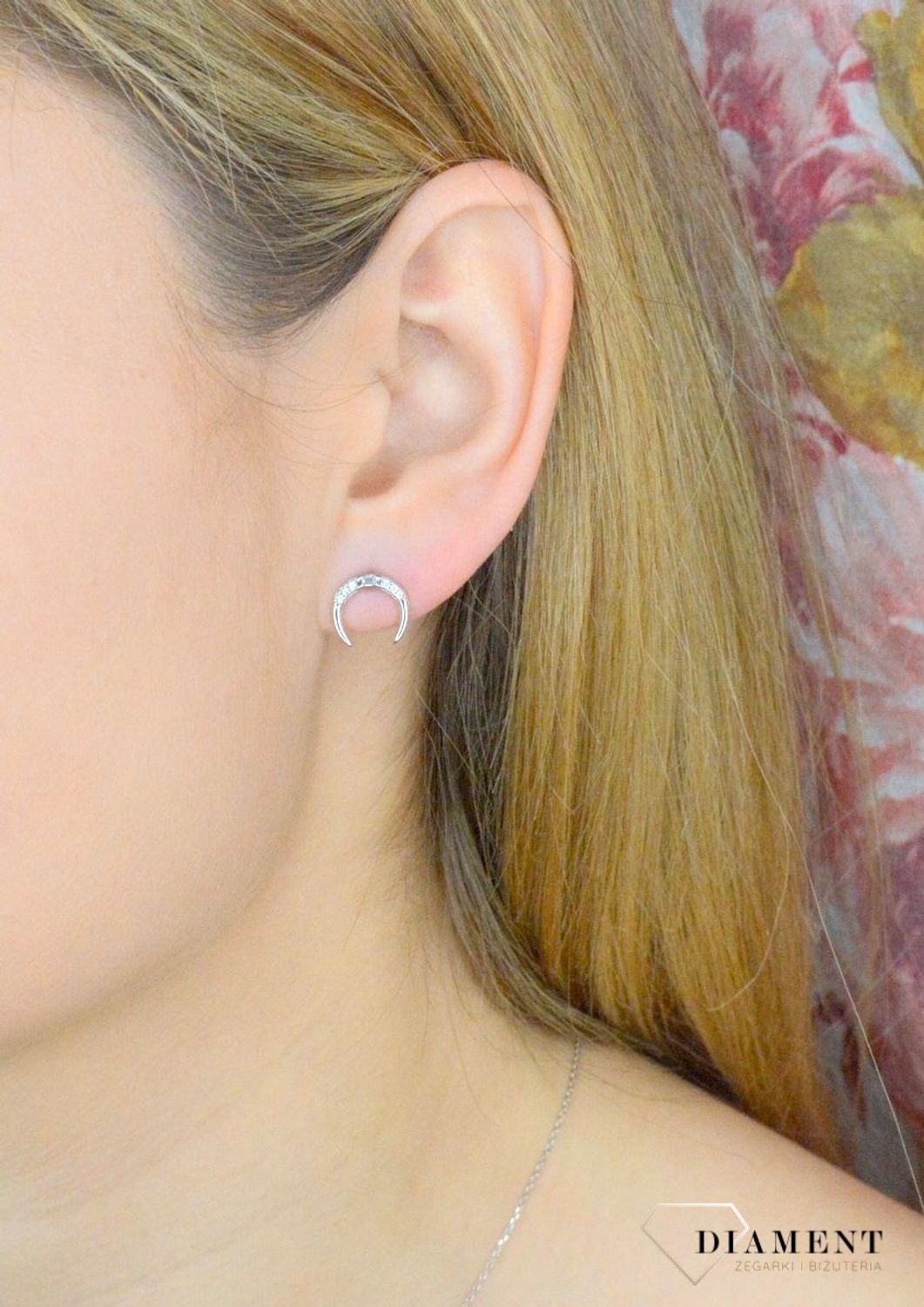 Srebrne kolczyki z cyrkoniami półksiężyce JMAS5035SE00. Kolczyki posiadają wygodne zapięcia na sztyft. To bardzo dobry pomysł na prezent. Kolczyki zostały wykonane z najwyższej jakości srebra próby 925..jpg