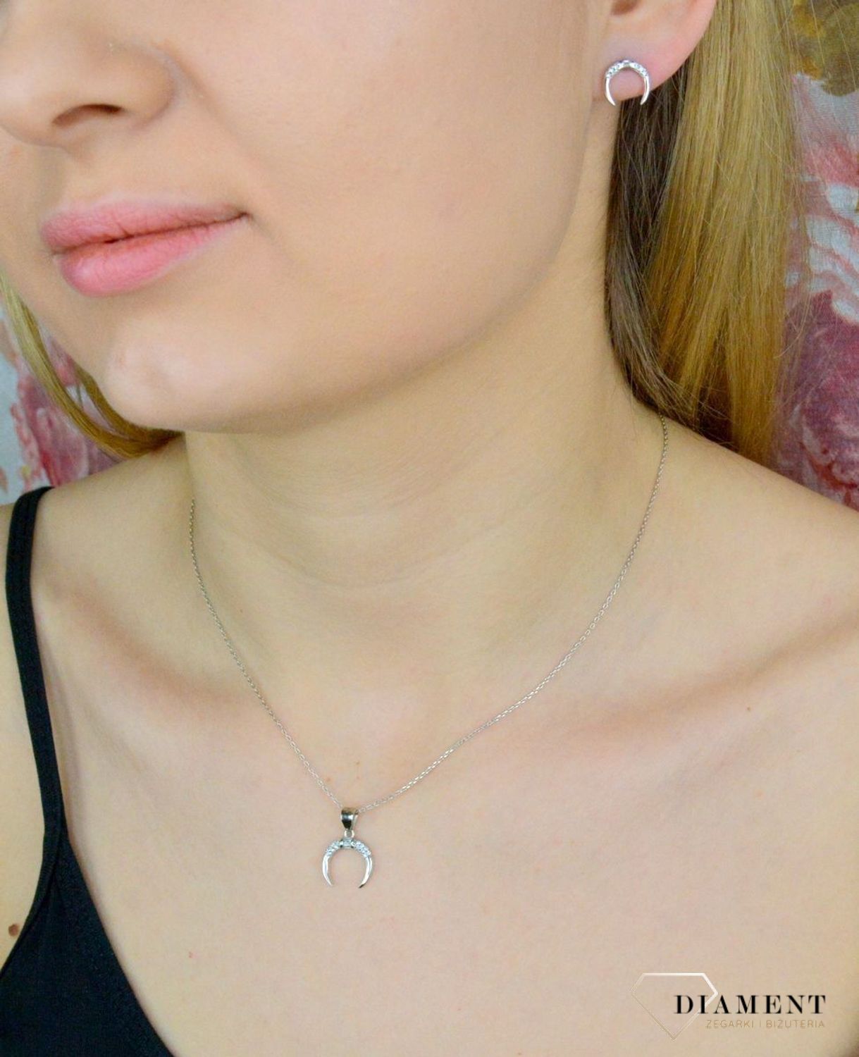 Srebrny naszyjnik damski celebrytka z ozdobną zawieszką półksiężyc z cyrkoniami JMAS5035SN45.  Naszyjnik wykonany z najwyższej próby srebra z dodatkiem zawieszki półksiężyc z cyrkoniami. Biżuteria o niezwykle oryginal.jpg
