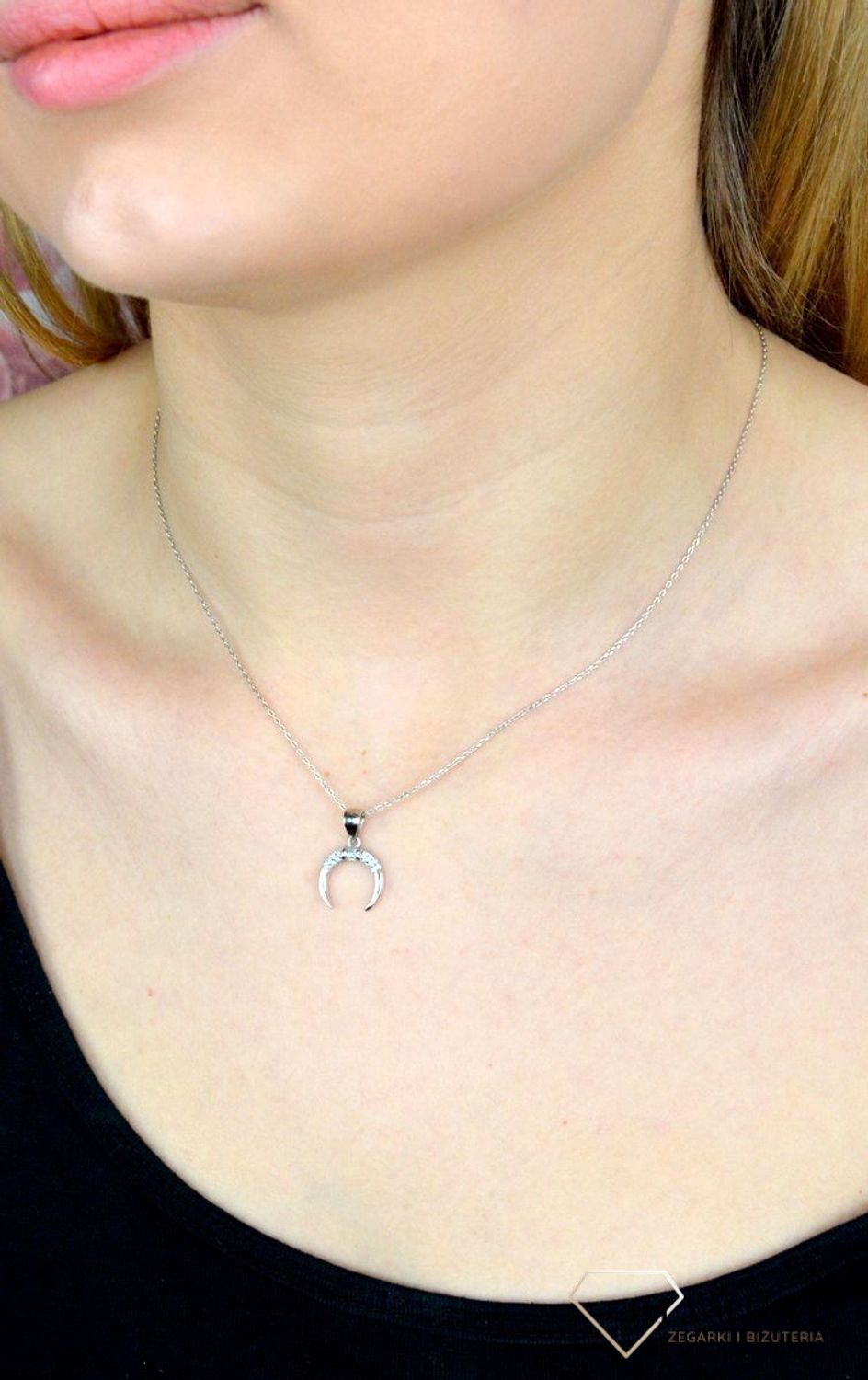 Srebrny naszyjnik damski celebrytka z ozdobną zawieszką półksiężyc z cyrkoniami JMAS5035SN45.  Naszyjnik wykonany z najwyższej próby srebra z dodatkiem zawieszki półksiężyc z cyrkoniami. Biżuteria o niezwykle oryginal.jpg