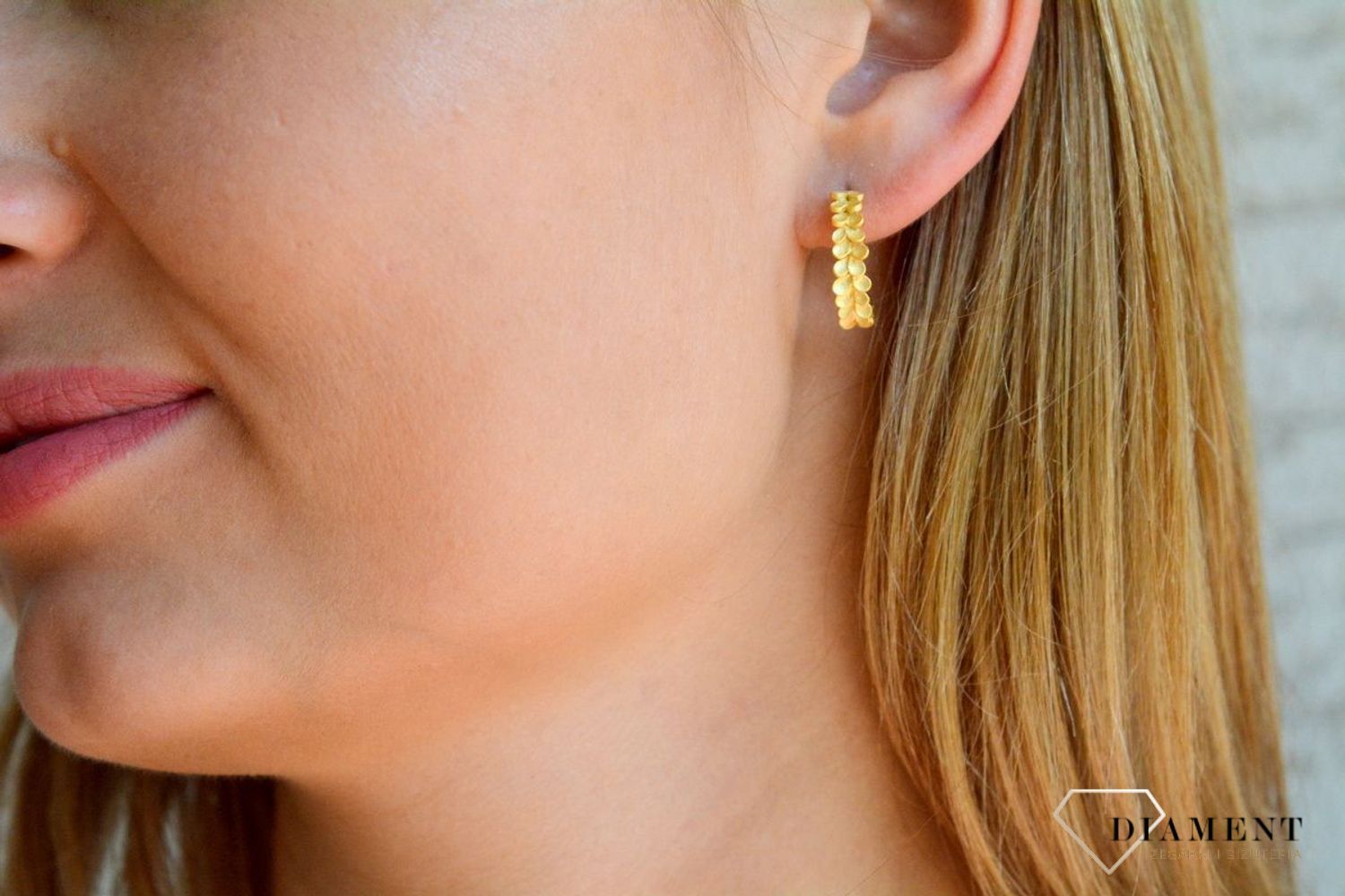 Srebrne kolczyki damskie pozłacane z matowym wykończeniem JMAS5043XE00.jpg