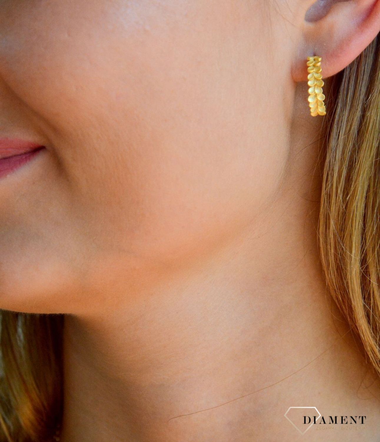 Srebrne kolczyki damskie pozłacane z matowym wykończeniem JMAS5043XE00.jpg