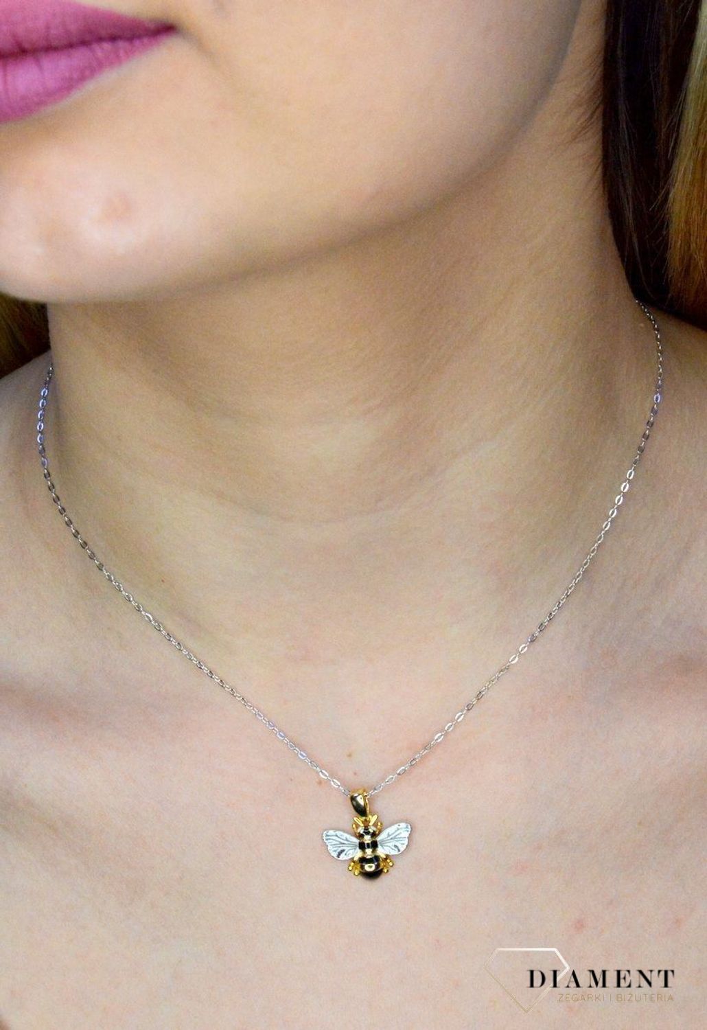Srebrny naszyjnik pszczółka w pozłoceniu JMAS5056GN45. Naszyjnik został wykonany z najwyższej jakości srebra próby 925. Urocza zawieszka w kształcie pięknej pszczółki. Naszyjnik srebrny dla dziewczynki pszczółka, naszyjniki srebrne dziecięce.jpg