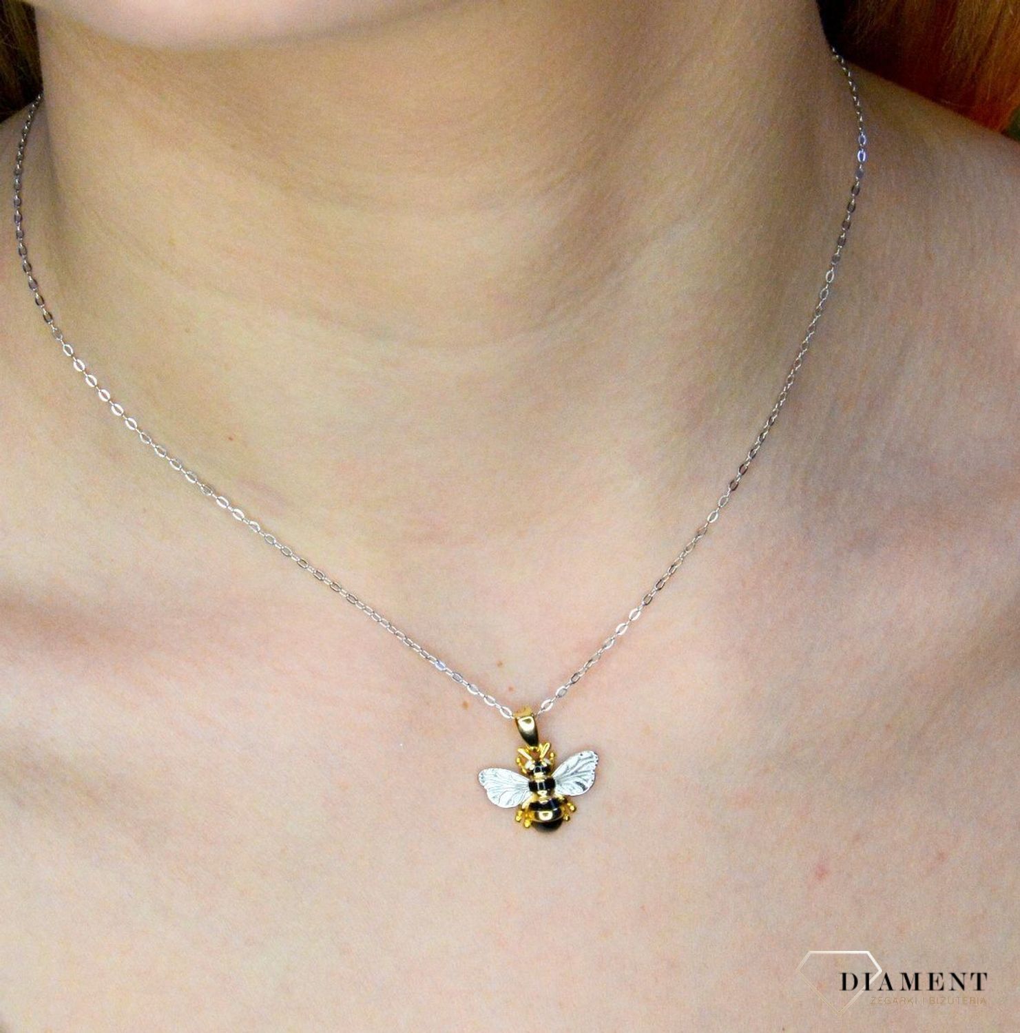 Srebrny naszyjnik pszczółka w pozłoceniu JMAS5056GN45. Naszyjnik został wykonany z najwyższej jakości srebra próby 925. Urocza zawieszka w kształcie pięknej pszczółki. Naszyjnik srebrny dla dziewczynki pszczółka, naszyjniki srebrne dziecięce.jpg