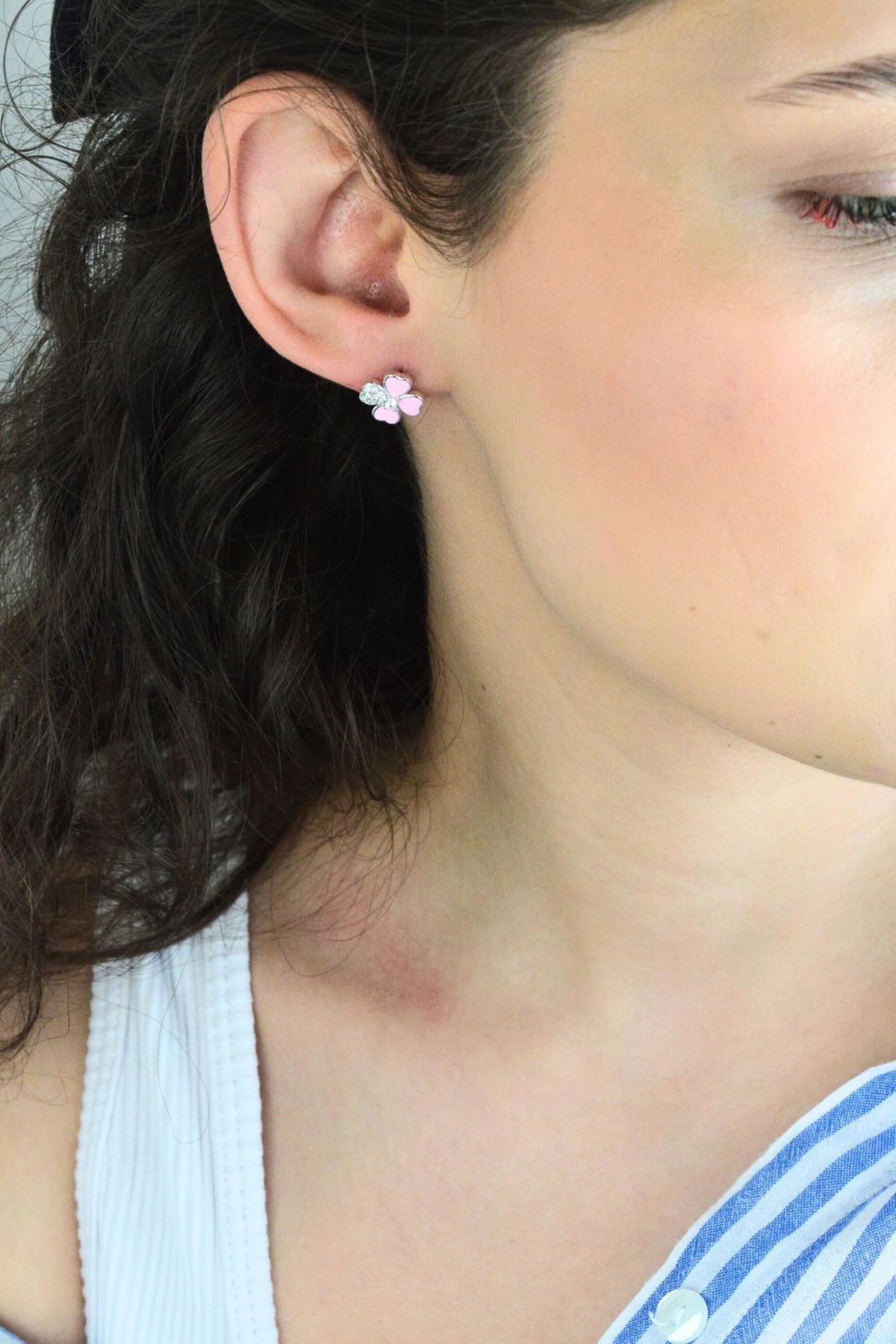 Urocze kolczyki dziecięce srebrne 🍀 JMAS5065PE00 w kształcie koniczynek z różową emalią. Srebro próby 925, zapięcie na sztyft, wielkość 1,0 cm, waga 1,90 g. Idealne dla dziewczynki!1.jpg