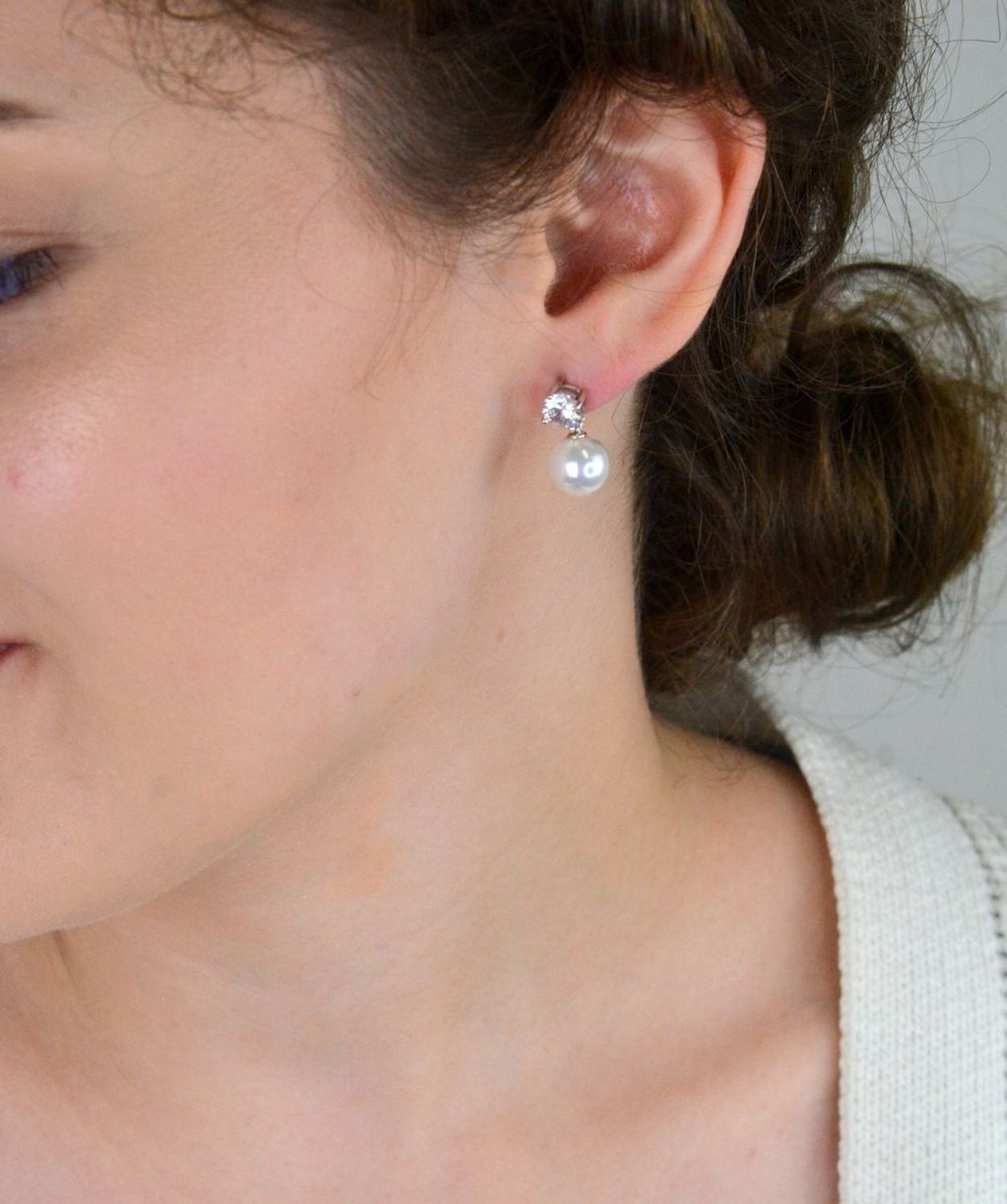 Eleganckie kolczyki srebrne 925 z perłą i cyrkonią. Długość ok. 1,7 cm, szerokość 8 mm, waga 3,70 g, zapięcie na sztyft. Klasyka i szyk w jednym.1.jpg