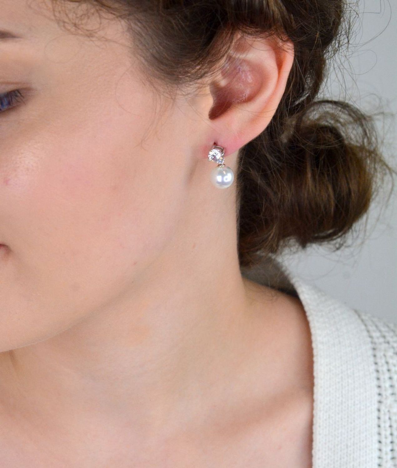 Eleganckie kolczyki srebrne 925 z perłą i cyrkonią. Długość ok. 1,7 cm, szerokość 8 mm, waga 3,70 g, zapięcie na sztyft. Klasyka i szyk w jednym.1.jpg