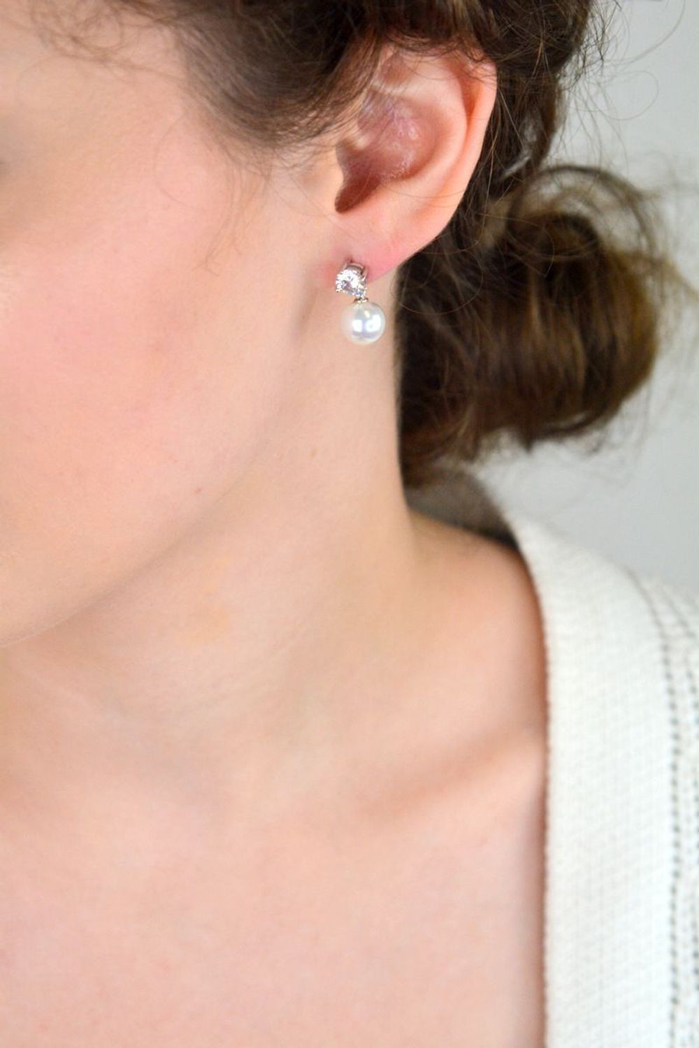 Eleganckie kolczyki srebrne 925 z perłą i cyrkonią. Długość ok. 1,7 cm, szerokość 8 mm, waga 3,70 g, zapięcie na sztyft. Klasyka i szyk w jednym.1.jpg