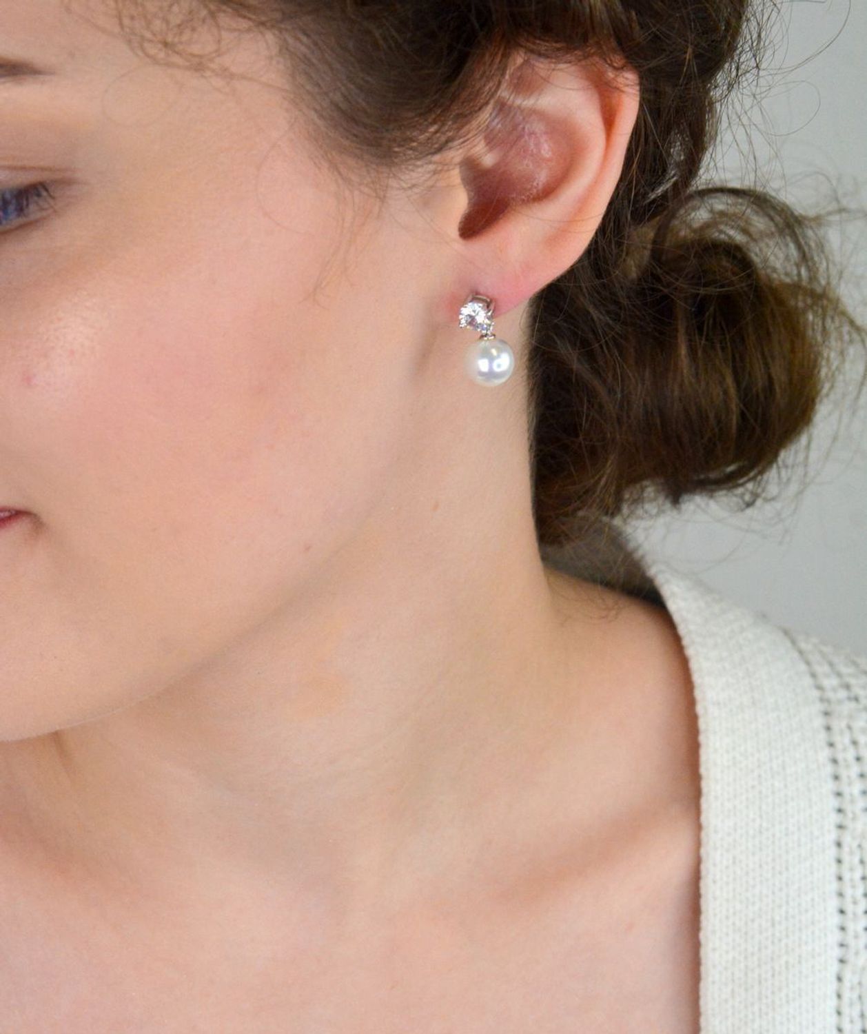 Eleganckie kolczyki srebrne 925 z perłą i cyrkonią. Długość ok. 1,7 cm, szerokość 8 mm, waga 3,70 g, zapięcie na sztyft. Klasyka i szyk w jednym.1.jpg