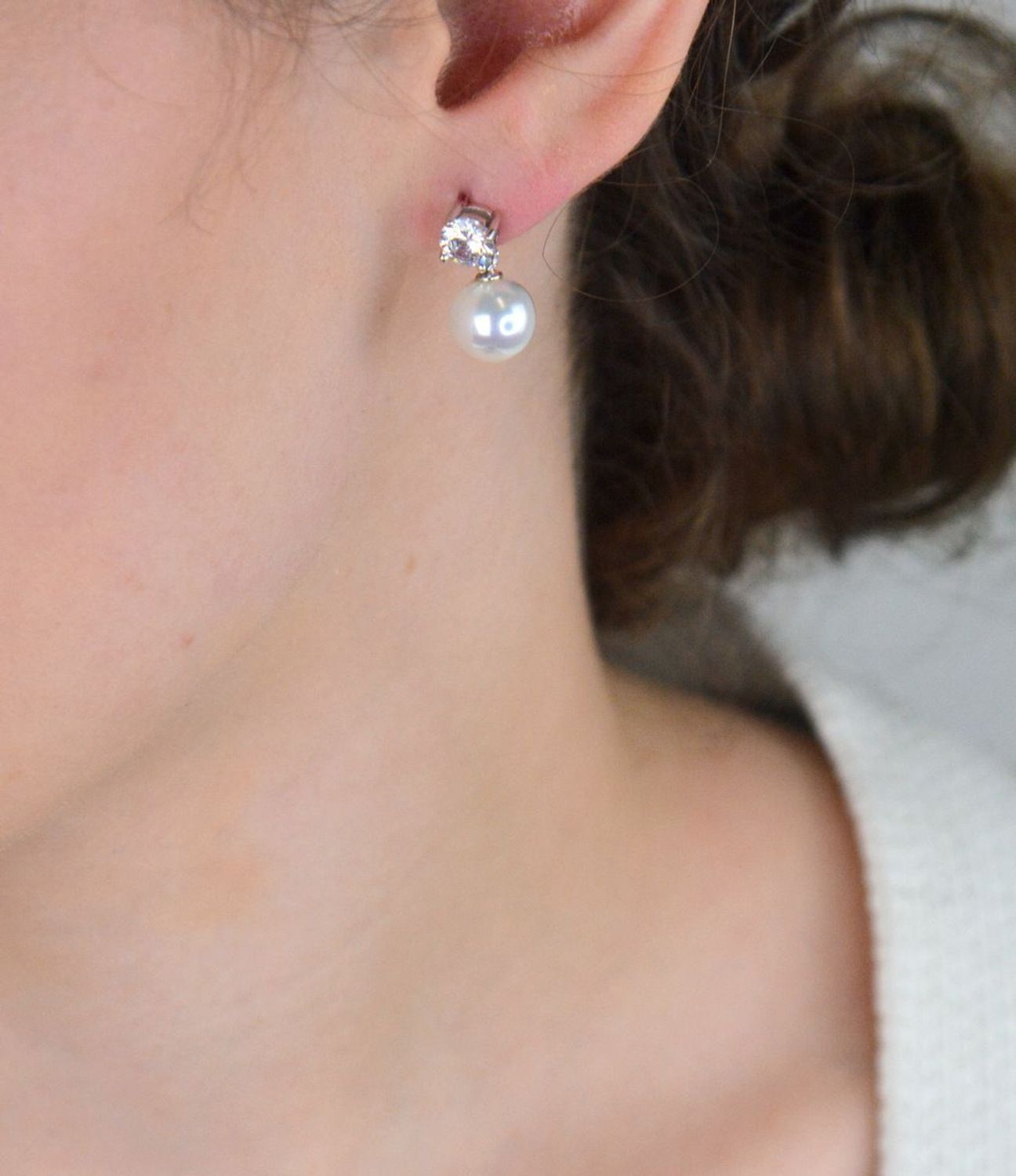 Eleganckie kolczyki srebrne 925 z perłą i cyrkonią. Długość ok. 1,7 cm, szerokość 8 mm, waga 3,70 g, zapięcie na sztyft. Klasyka i szyk w jednym.1.jpg