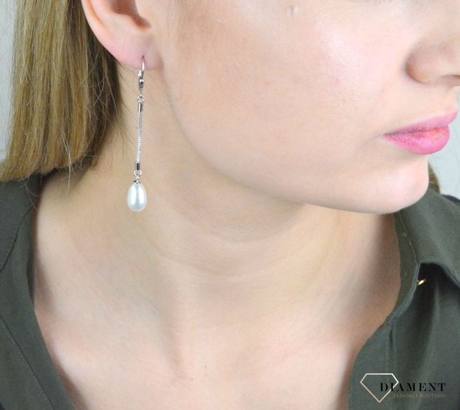 Kolczyki srebrne perły wiszące na łańcuszku JMAS7019WE00. Delikatne kolczyki wykonane z najwyższej jakości srebrna próby 925 wyglądają bardzo elegancko. Kolczyki w minimalistycznym stylu, wpisujące się w obecne trendy modowe.jpg