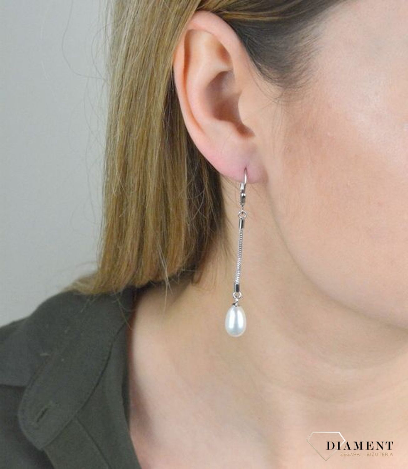 Kolczyki srebrne perły wiszące na łańcuszku JMAS7019WE00. Delikatne kolczyki wykonane z najwyższej jakości srebrna próby 925 wyglądają bardzo elegancko. Kolczyki w minimalistycznym stylu, wpisujące się w obecne trendy modowe.jpg