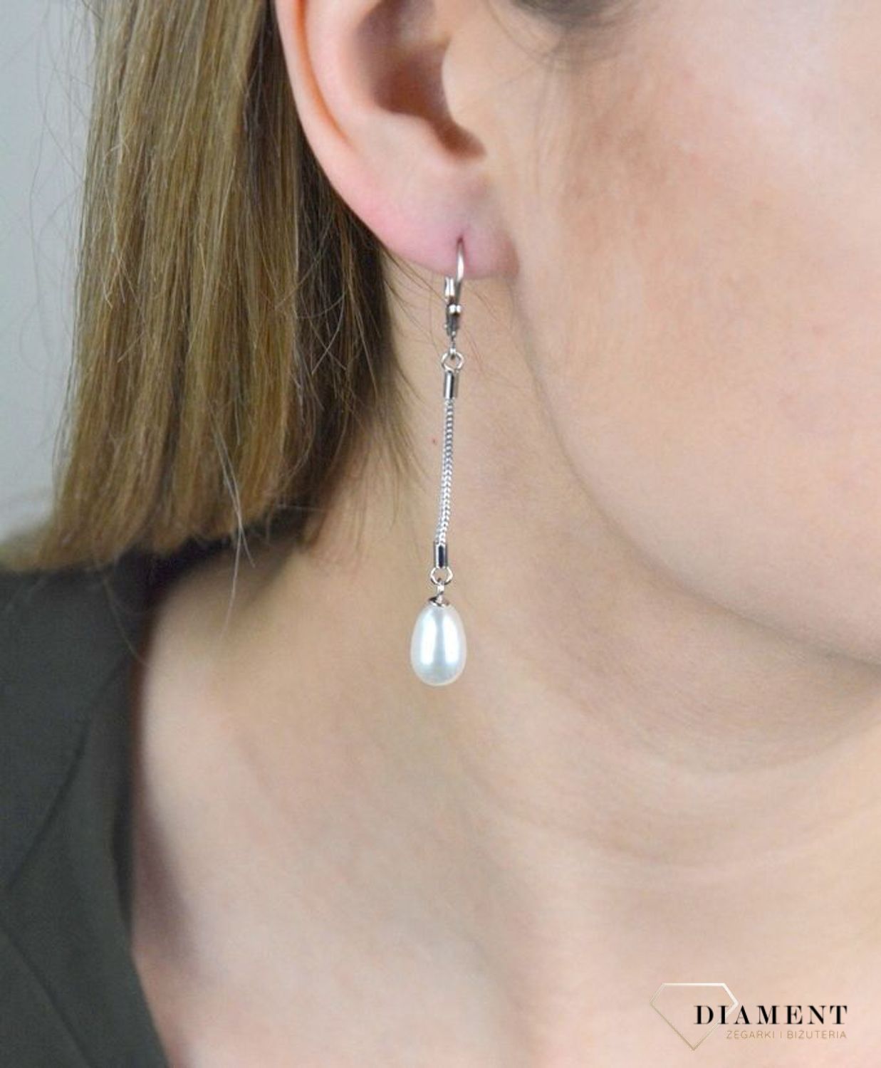 Kolczyki srebrne perły wiszące na łańcuszku JMAS7019WE00. Delikatne kolczyki wykonane z najwyższej jakości srebrna próby 925 wyglądają bardzo elegancko. Kolczyki w minimalistycznym stylu, wpisujące się w obecne trendy modowe.jpg
