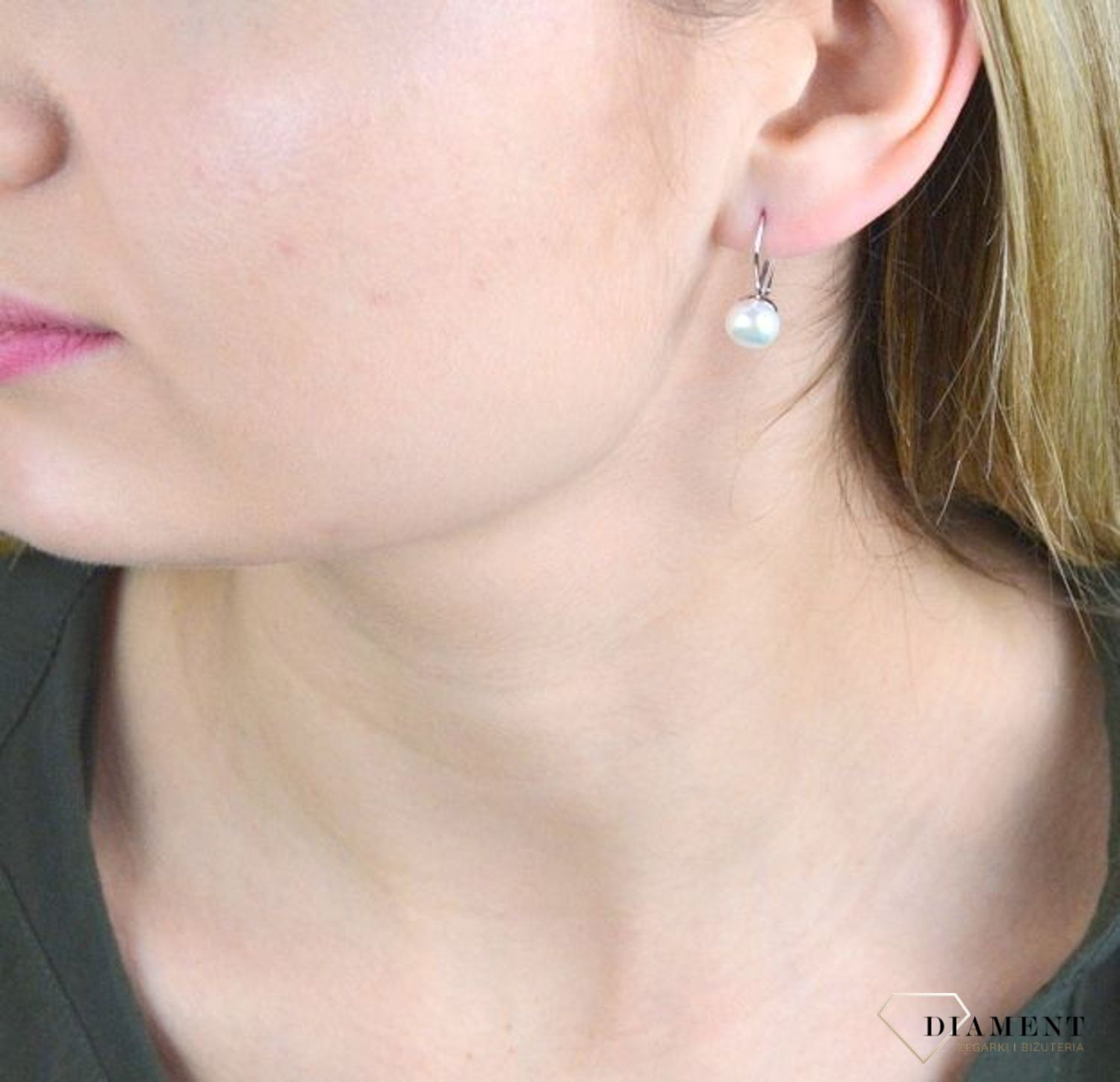 Srebrne kolczyki wiszące z perełką JMAS7030SE00. Delikatne kolczyki wykonane z najwyższej jakości srebrna próby 925 wyglądają bardzo elegancko. Kolczyki w minimalistycznym stylu, wpisujące się w obecne trendy modowe. Idealne.jpg