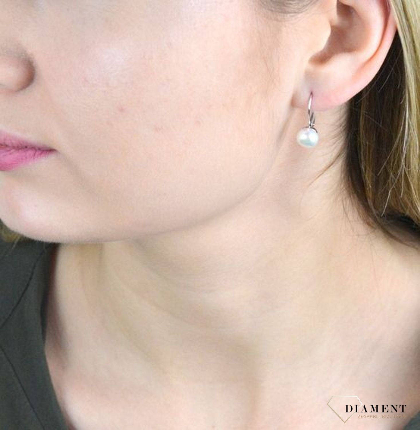 Srebrne kolczyki wiszące z perełką JMAS7030SE00. Delikatne kolczyki wykonane z najwyższej jakości srebrna próby 925 wyglądają bardzo elegancko. Kolczyki w minimalistycznym stylu, wpisujące się w obecne trendy modowe. Idealne.jpg