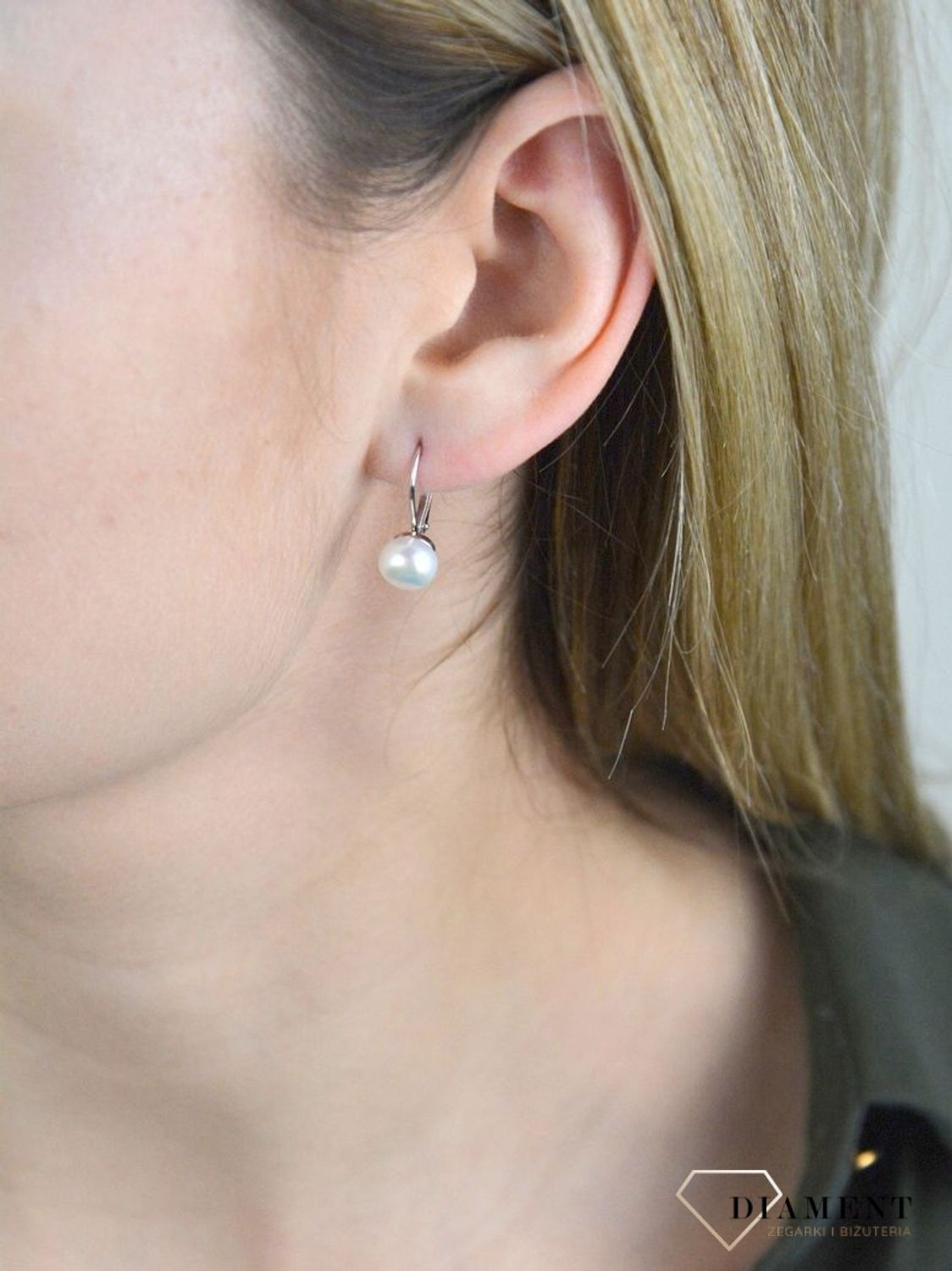 Srebrne kolczyki wiszące z perełką JMAS7030SE00. Delikatne kolczyki wykonane z najwyższej jakości srebrna próby 925 wyglądają bardzo elegancko. Kolczyki w minimalistycznym stylu, wpisujące się w obecne trendy modowe. Idealne.jpg