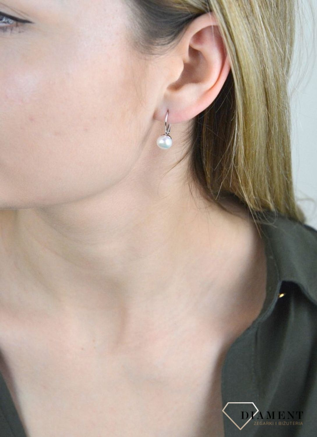 Srebrne kolczyki wiszące z perełką JMAS7030SE00. Delikatne kolczyki wykonane z najwyższej jakości srebrna próby 925 wyglądają bardzo elegancko. Kolczyki w minimalistycznym stylu, wpisujące się w obecne trendy modowe. Idealne.jpg