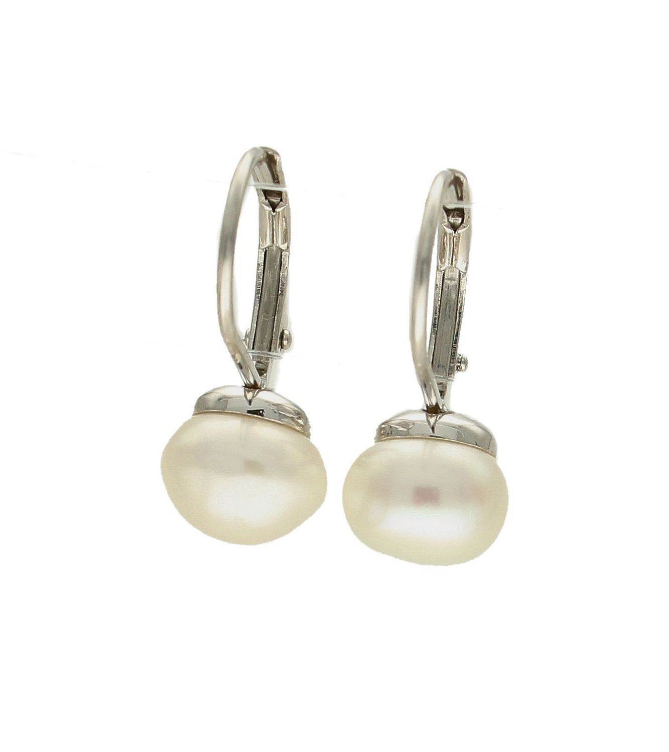 Srebrne kolczyki wiszące z perełką JMAS7030SE00. Delikatne kolczyki wykonane z najwyższej jakości srebrna próby 925 wyglądają bardzo elegancko. Kolczyki w minimalistycznym stylu, wpisujące się w obecne trendy modowe. Idealne.jpg