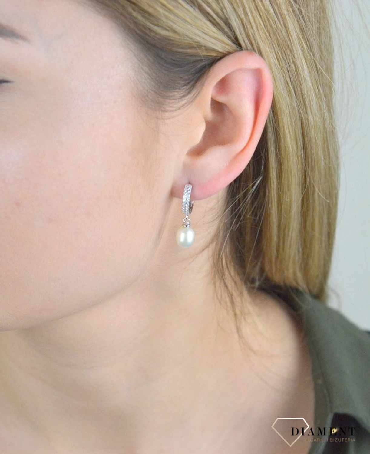 Kolczyki srebrne 925 z wiszącą perełką JMAS7032SE00. Delikatne kolczyki wykonane z najwyższej jakości srebrna próby 925 wyglądają bardzo elegancko. Kolczyki w minimalistycznym stylu, wpisujące się w obecne trendy modowe.jpg