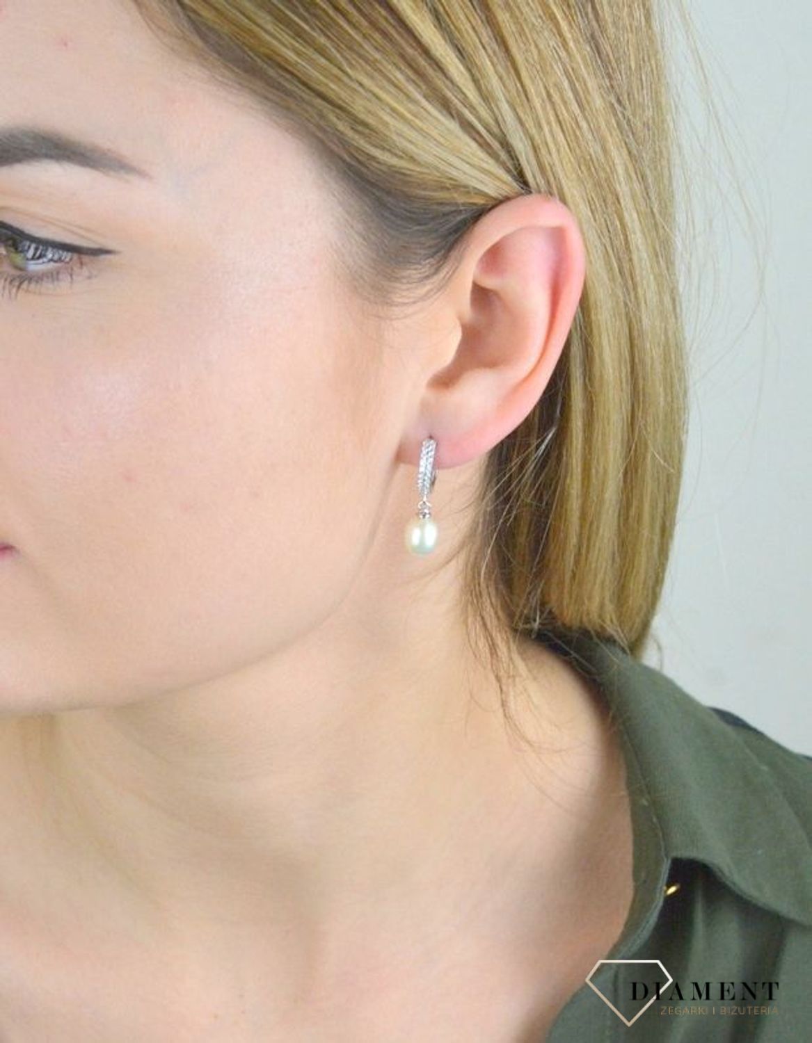 Kolczyki srebrne 925 z wiszącą perełką JMAS7032SE00. Delikatne kolczyki wykonane z najwyższej jakości srebrna próby 925 wyglądają bardzo elegancko. Kolczyki w minimalistycznym stylu, wpisujące się w obecne trendy modowe.jpg