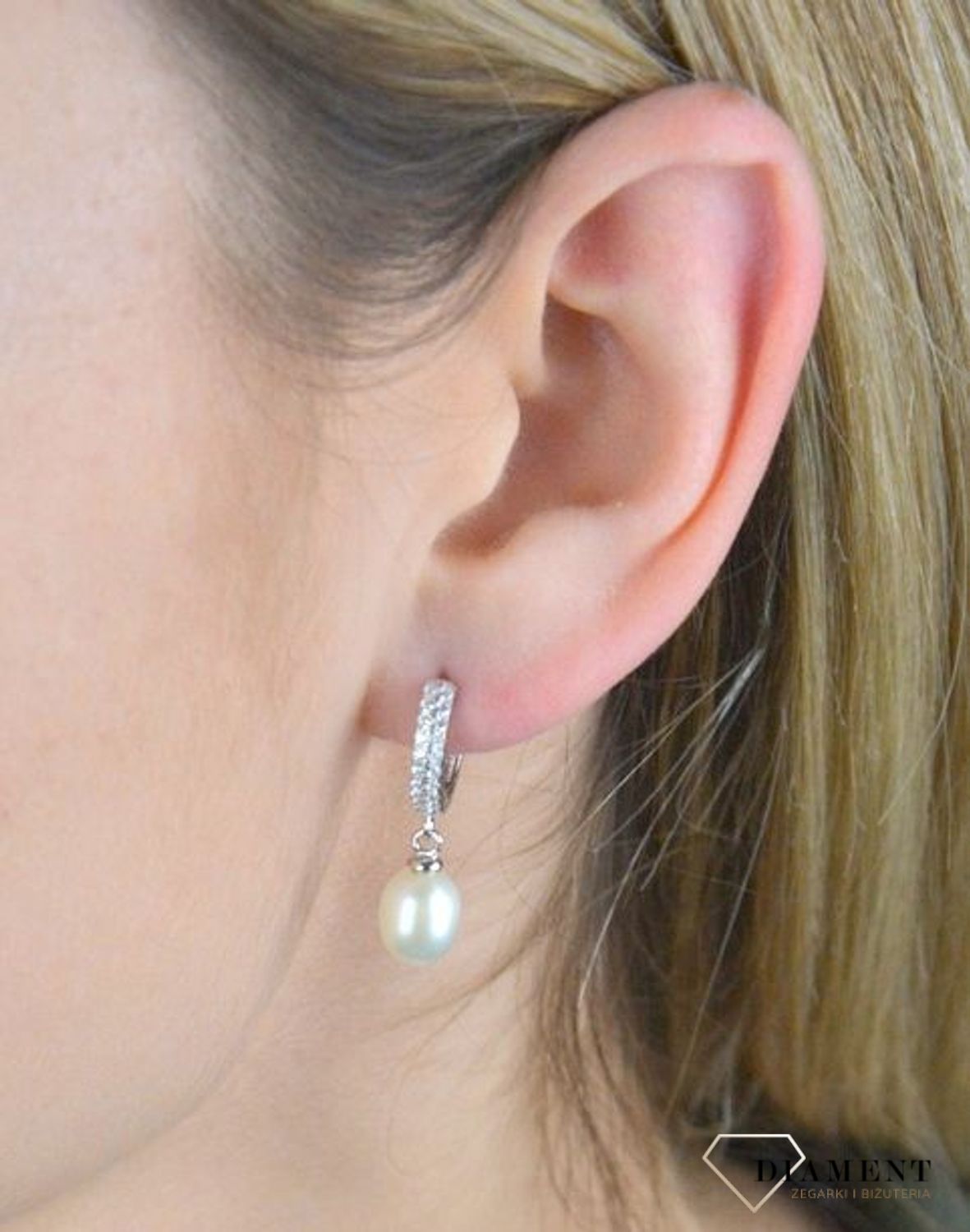 Kolczyki srebrne 925 z wiszącą perełką JMAS7032SE00. Delikatne kolczyki wykonane z najwyższej jakości srebrna próby 925 wyglądają bardzo elegancko. Kolczyki w minimalistycznym stylu, wpisujące się w obecne trendy modowe.jpg