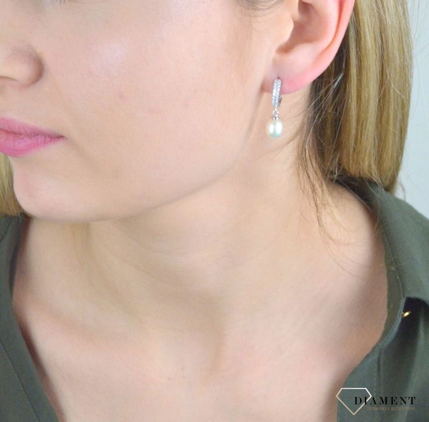 Kolczyki srebrne 925 z wiszącą perełką JMAS7032SE00. Delikatne kolczyki wykonane z najwyższej jakości srebrna próby 925 wyglądają bardzo elegancko. Kolczyki w minimalistycznym stylu, wpisujące się w obecne trendy modowe.jpg