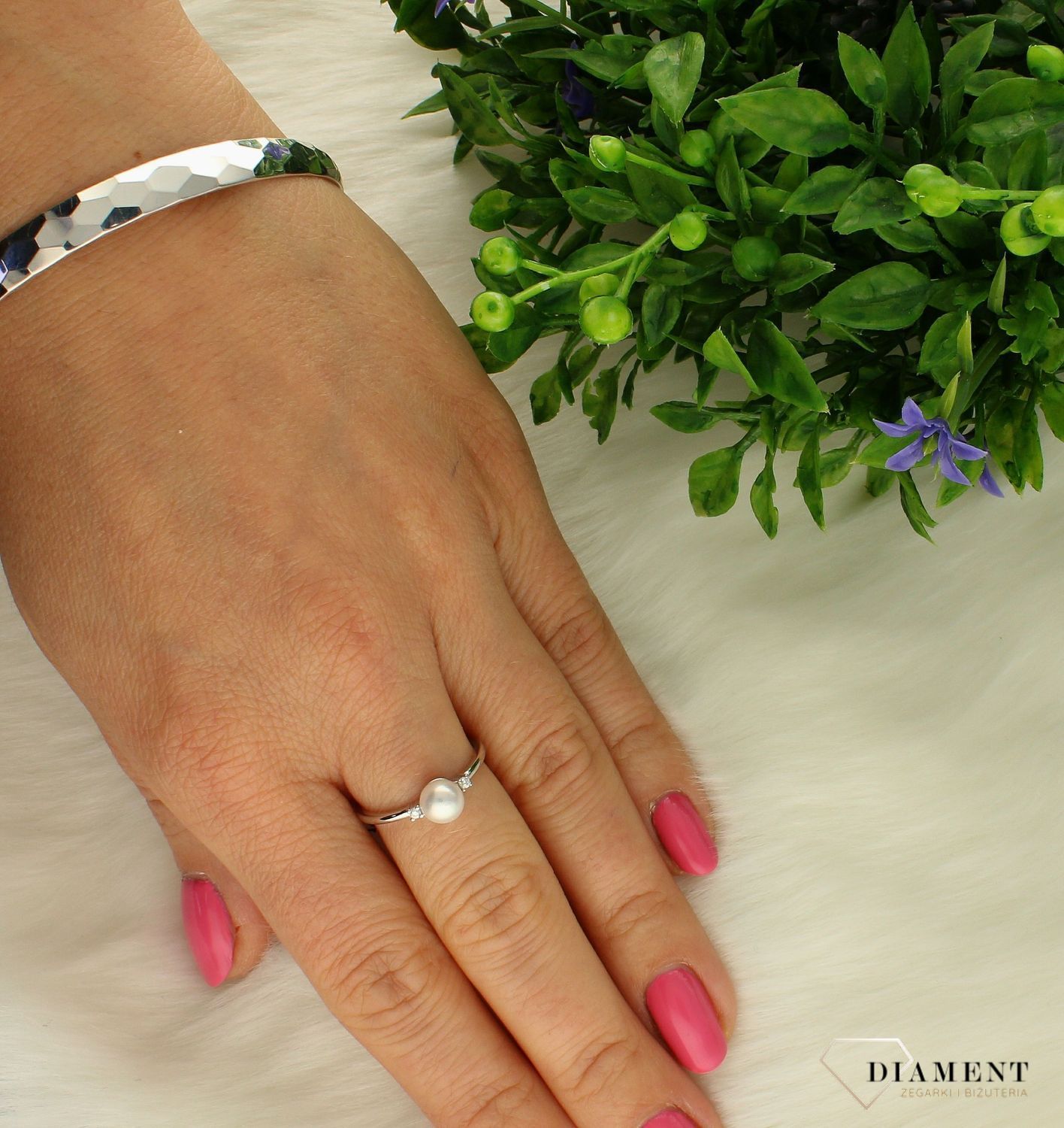 Srebrny pierścionek 925 z perełką JMAS7034SR. Pierścionek wykonano ze srebra próby 925 o pięknym kolorze. Nie standardowa obrączka obejmująca kamień z dwóch stron . Precyzja wykonania, w tym modelu zwraca uwagę na sposób ułoż .jpg