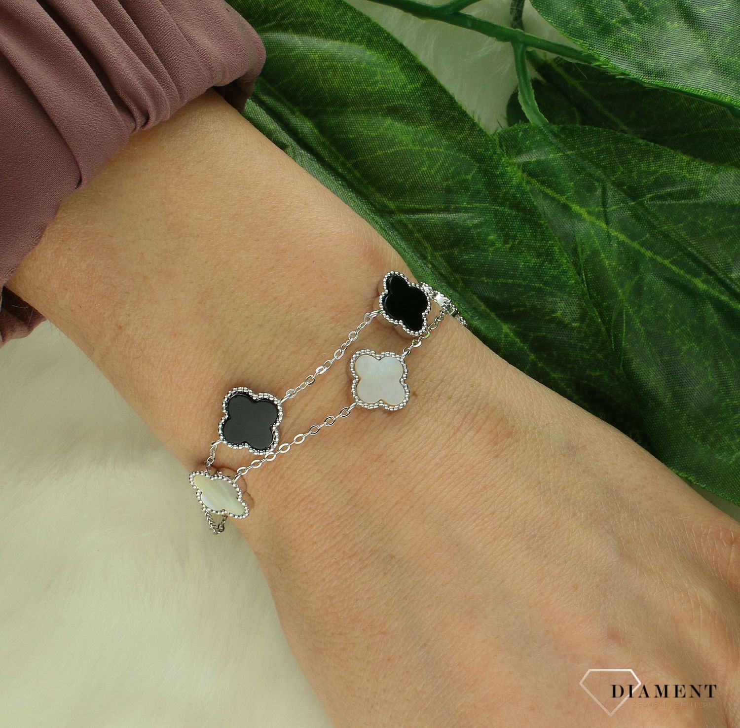 Srebrna bransoletka damska 925 koniczynka z białą masą perłową i onyksem JMAS7043CB16. Srebrna bransoletka damska. Srebrna bransoletka z koniczynką. Bransoletka damska z onyksem i masą perłową. Bransoletka na prezent..jpg