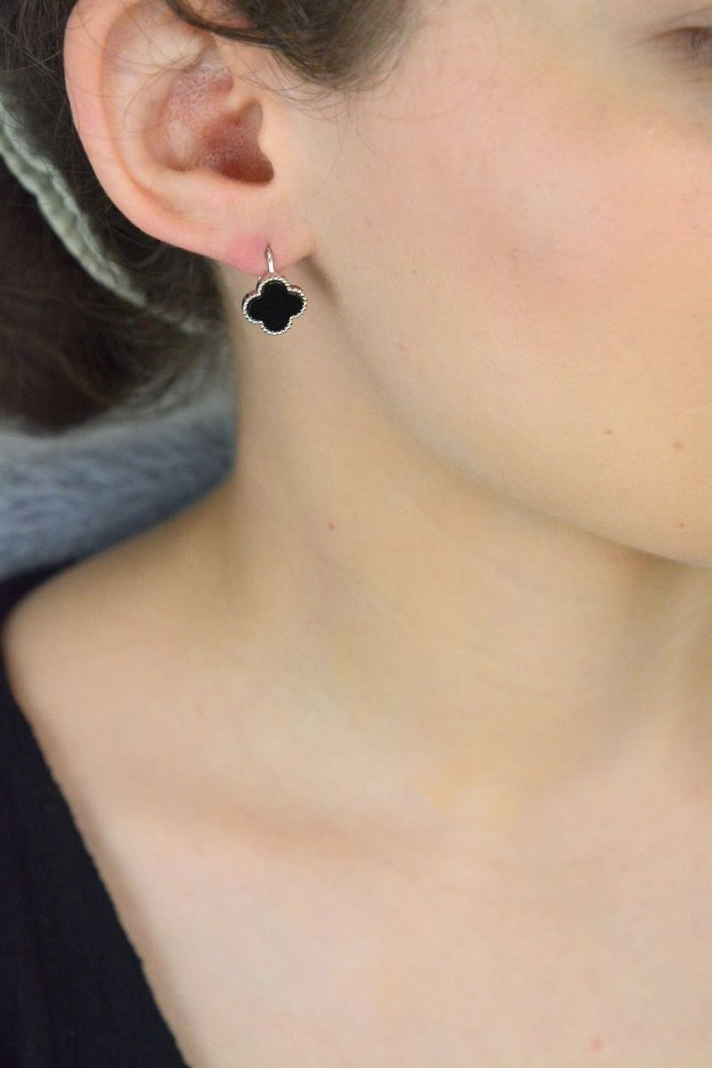 Kolczyki srebrne koniczyna z onyksem JMAS7043CE00.jpg