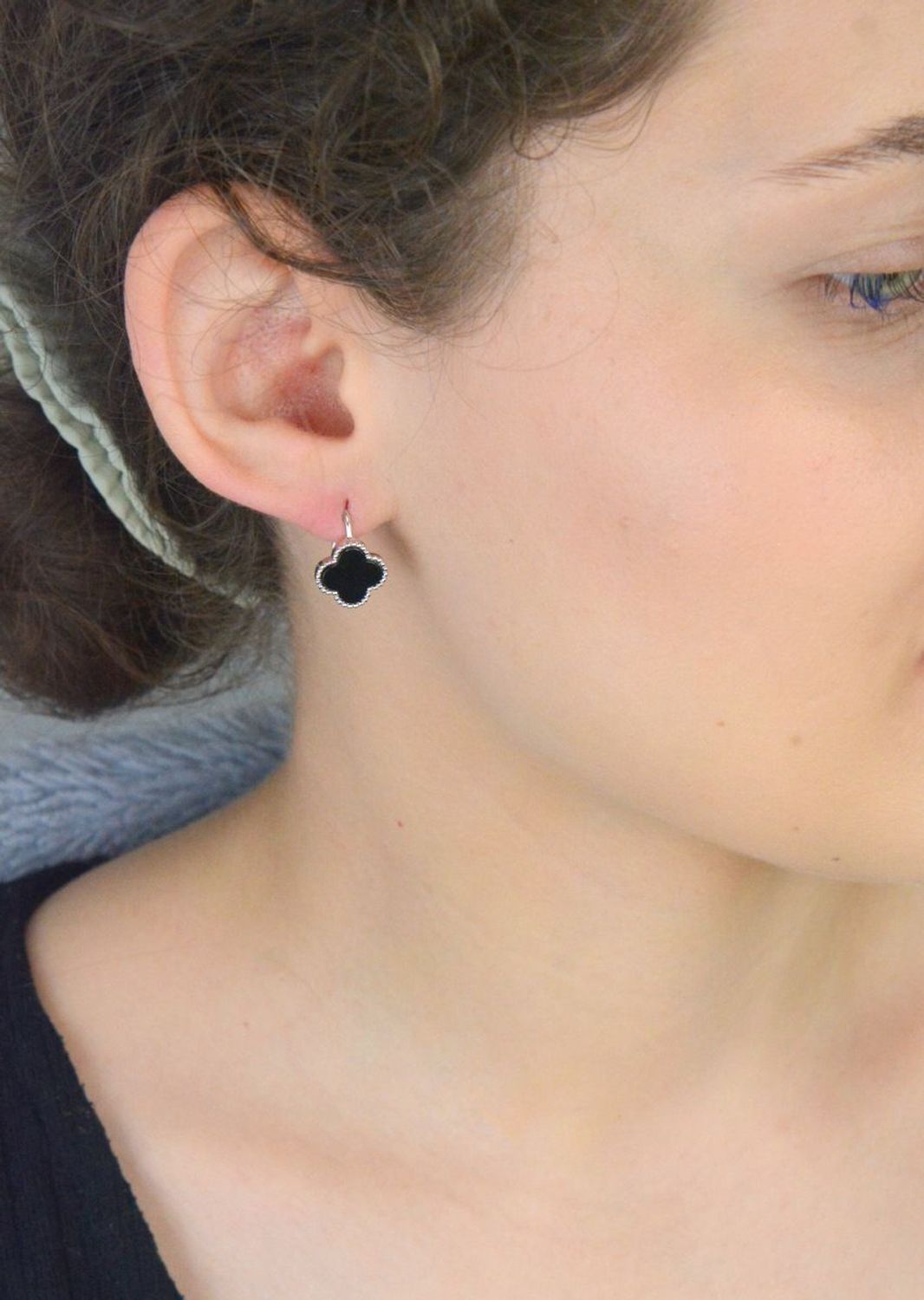 Kolczyki srebrne koniczyna z onyksem JMAS7043CE00.jpg