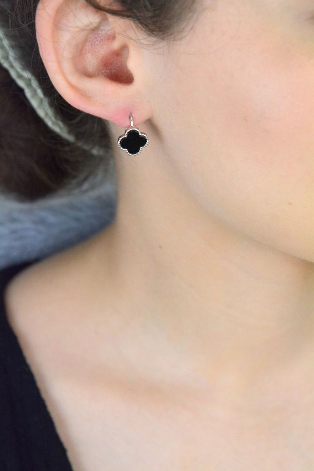 Kolczyki srebrne koniczyna z onyksem JMAS7043CE00.jpg