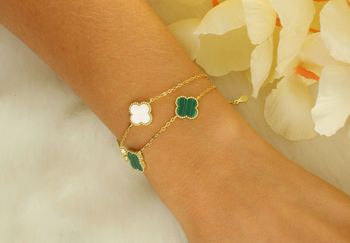 Pozłacana srebrna bransoletka damska próby 925 z koniczynką z masy perłowej i malachitu. Elegancka, symboliczna, idealna na prezent dla kobiety.22.jpg