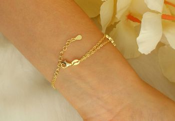 Pozłacana srebrna bransoletka damska próby 925 z koniczynką z masy perłowej i malachitu. Elegancka, symboliczna, idealna na prezent dla kobiety.54.jpg