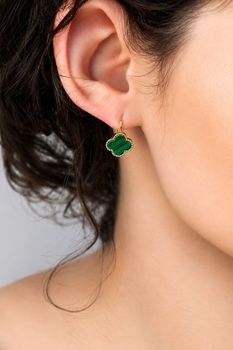 Eleganckie srebrne kolczyki 925 pozłacane w kształcie koniczynki z malachitem, długość 1,8 cm. Idealne do codziennych stylizacji i jako prezentczo (2).jpg