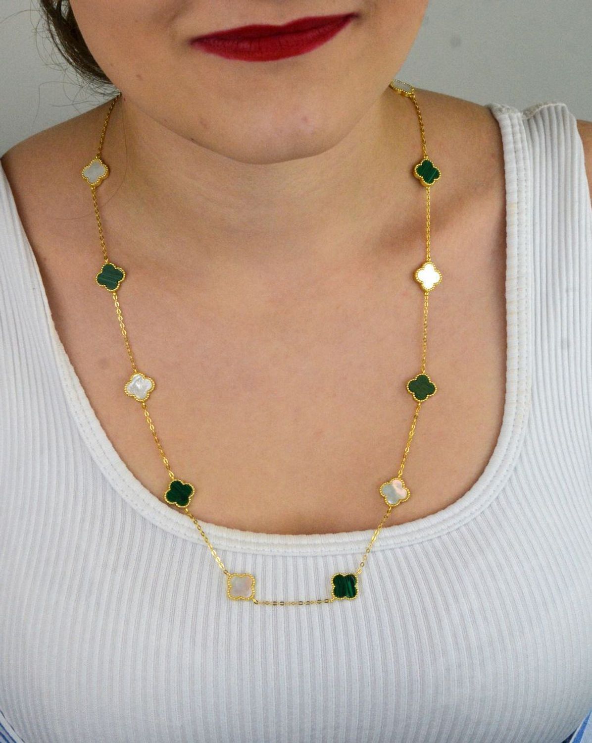 Pozłacany naszyjnik damski z koniczynką z masy perłowej i malachitu. Srebro 925, długość 60 cm, waga 3,05 g. Elegancki, symboliczny i idealny na prezent.1.jpg