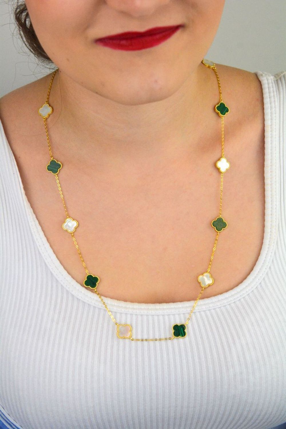 Pozłacany naszyjnik damski z koniczynką z masy perłowej i malachitu. Srebro 925, długość 60 cm, waga 3,05 g. Elegancki, symboliczny i idealny na prezent.1.jpg