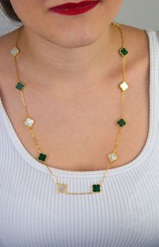 Pozłacany naszyjnik damski z koniczynką z masy perłowej i malachitu. Srebro 925, długość 60 cm, waga 3,05 g. Elegancki, symboliczny i idealny na prezent (2).JPG