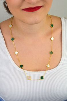 Pozłacany naszyjnik damski z koniczynką z masy perłowej i malachitu. Srebro 925, długość 60 cm, waga 3,05 g. Elegancki, symboliczny i idealny na prezent (7).JPG