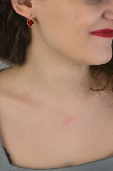 Minet Rose Gold JMAS7043RE03 – pozłacane kolczyki z czerwonym agatem (2).jpg