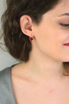 Minet Rose Gold JMAS7043RE03 – pozłacane kolczyki z czerwonym agatem (3).jpg