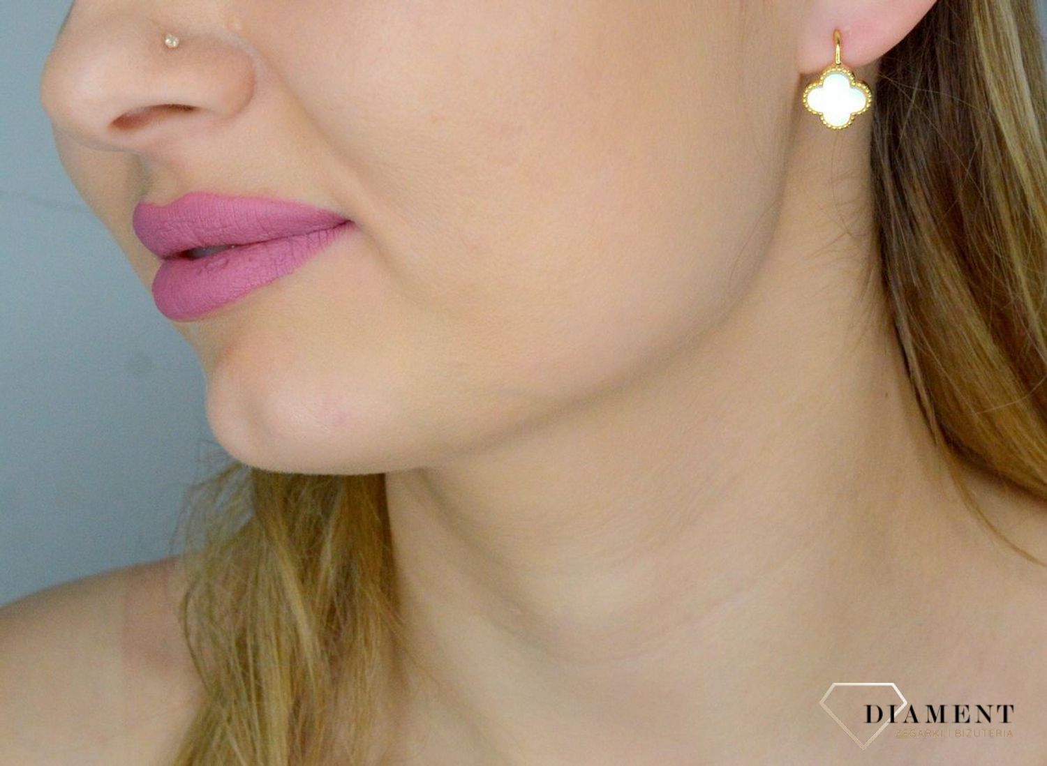 Srebrne kolczyki 925 pozłacane koniczynki z masą perłową JMAS7043YE00. Srebrne kolczyki damskie. Kolczyki damskie pozłacane. Kolczyki srebrne koniczynki. Kolczyki z masą perłową. Kolczyki pozłacane koniczynki na prezent..jpg