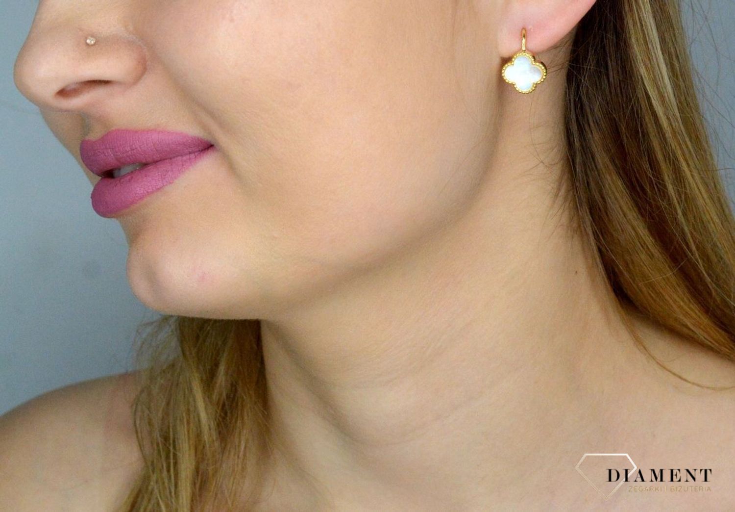 Srebrne kolczyki 925 pozłacane koniczynki z masą perłową JMAS7043YE00. Srebrne kolczyki damskie. Kolczyki damskie pozłacane. Kolczyki srebrne koniczynki. Kolczyki z masą perłową. Kolczyki pozłacane koniczynki na prezent..jpg