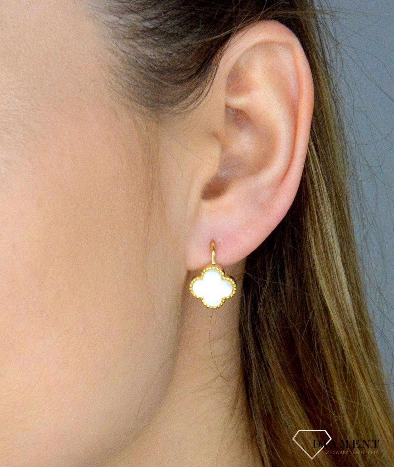 Srebrne kolczyki 925 pozłacane koniczynki z masą perłową JMAS7043YE00. Srebrne kolczyki damskie. Kolczyki damskie pozłacane. Kolczyki srebrne koniczynki. Kolczyki z masą perłową. Kolczyki pozłacane koniczynki na prezent..jpg