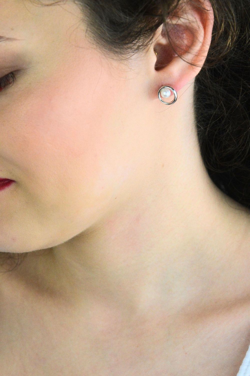 Kolczyki srebrne rodowane 925 z perłą 5 mm w kółku 11 mm. Biżuteria marki MINET na sztyft, lekka i elegancka, produkcja Továrna na čas s.r.o.1.jpg