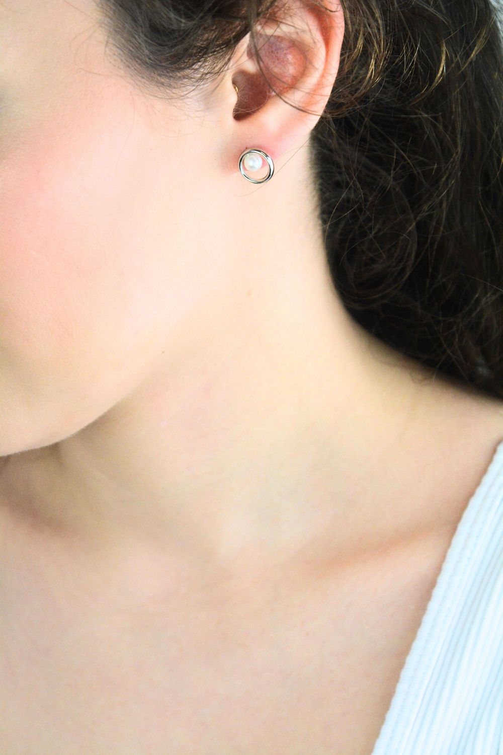 Kolczyki srebrne rodowane 925 z perłą 5 mm w kółku 11 mm. Biżuteria marki MINET na sztyft, lekka i elegancka, produkcja Továrna na čas s.r.o.1.jpg