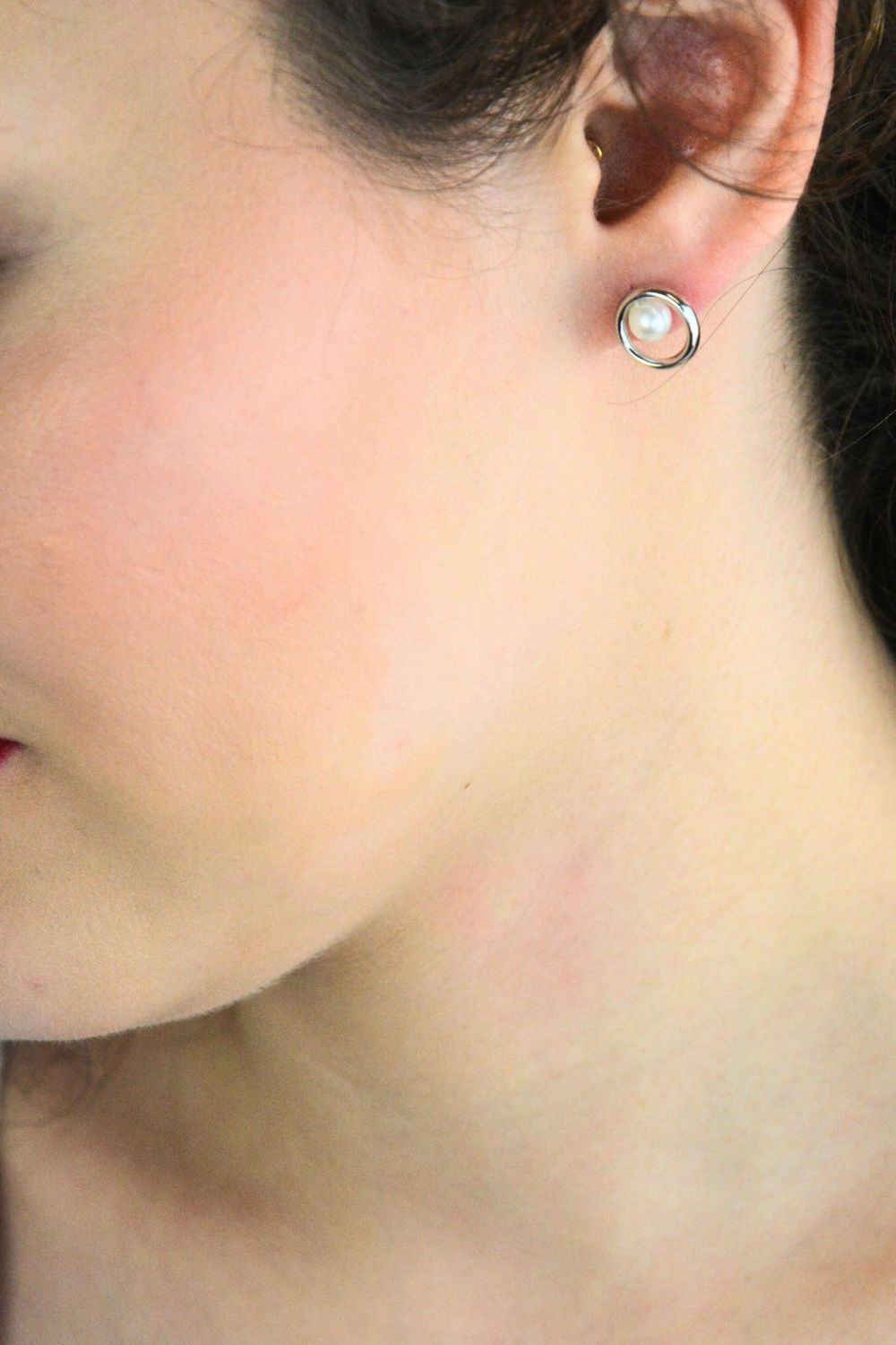 Kolczyki srebrne rodowane 925 z perłą 5 mm w kółku 11 mm. Biżuteria marki MINET na sztyft, lekka i elegancka, produkcja Továrna na čas s.r.o.1.jpg