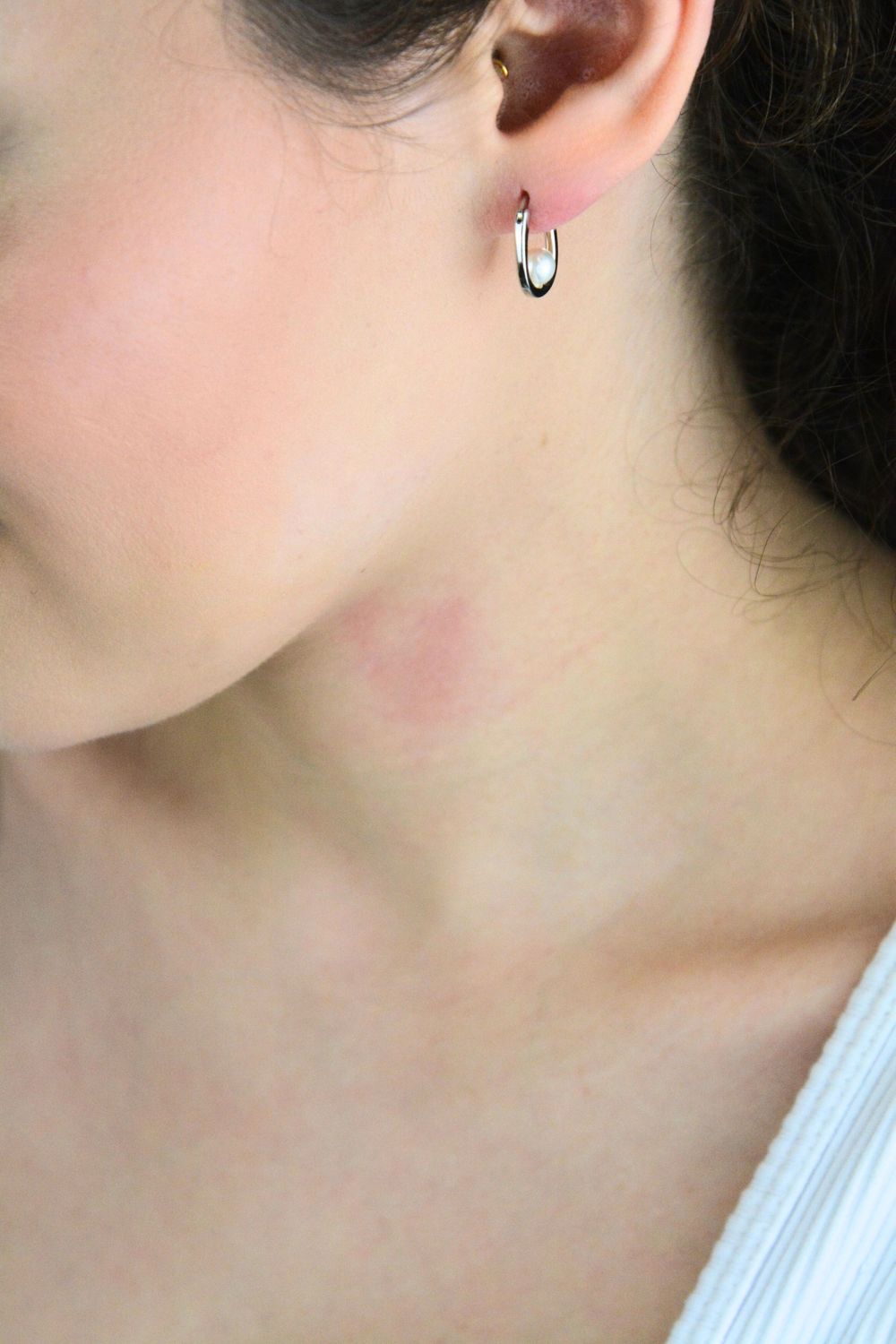 Eleganckie kolczyki srebrne damskie JMAS7049SE00 🐚 w stylu wiszącym, zdobione jedną małą perełką 5 mm. Srebro próby 925, długość 1,6 cm, szerokość 2 mm, zapięcie kreol. Subtelna biżuteria dla kobiet!1.jpg