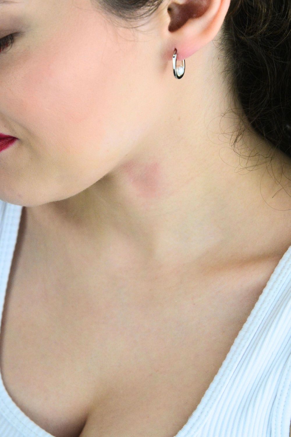 Eleganckie kolczyki srebrne damskie JMAS7049SE00 🐚 w stylu wiszącym, zdobione jedną małą perełką 5 mm. Srebro próby 925, długość 1,6 cm, szerokość 2 mm, zapięcie kreol. Subtelna biżuteria dla kobiet!1.jpg